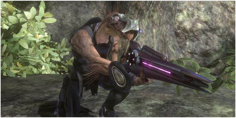 A Jackal Sniper with a Beam Rifle in Halo