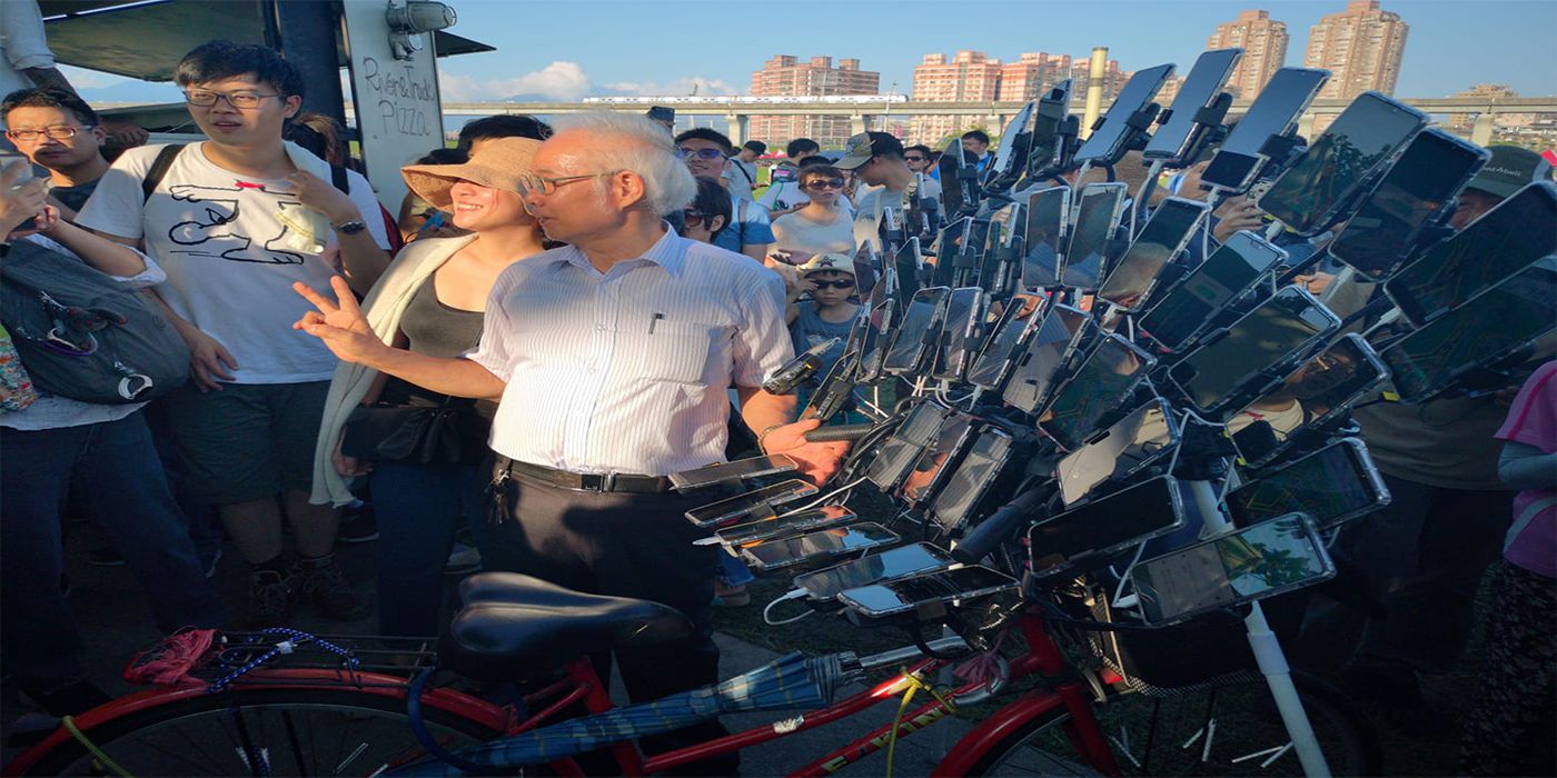 70YearOld Man Plays Pokemon GO with 45 Cellphones