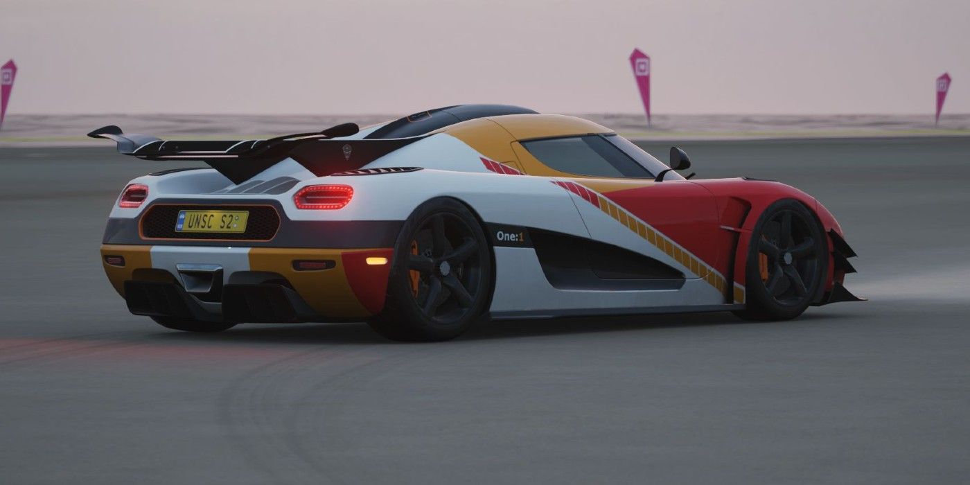 Forza Horizon 4 Koenigsegg One 1 поворачивается на гоночной трассе, вид сбоку