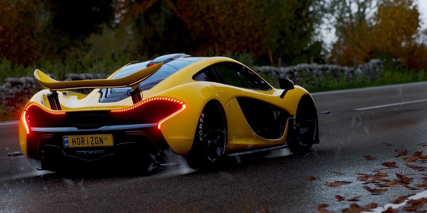 Forza Horizon 4 McLaren P1 вид сзади булыжник лесистая улица