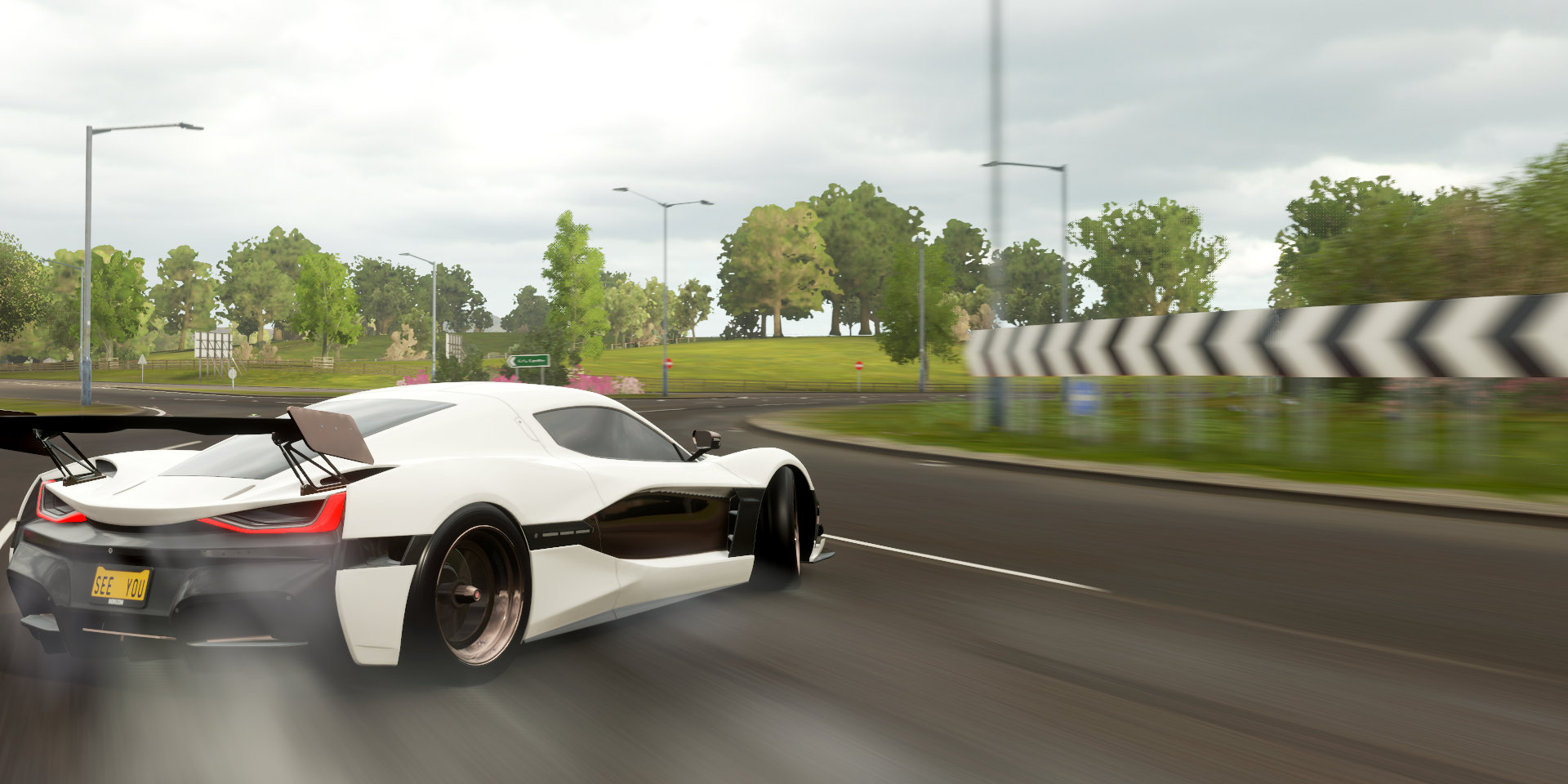 Forza Horizon 4 Rimac C_Two делает резкий поворот на гоночной трассе