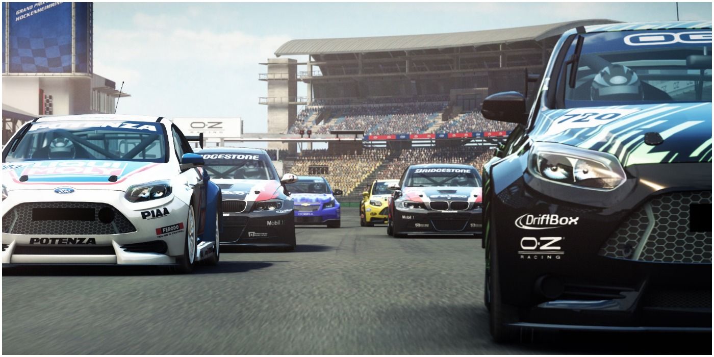 Beginning of race on racetrack cars head on in Grid Autosport