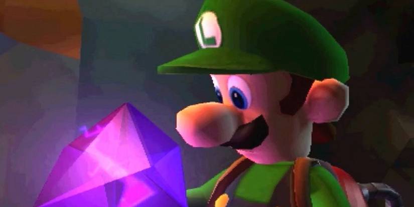 Luigi up close examining purple gem in Luigi's Mansion Dark Moon 3DS