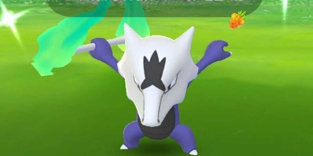 shiny alolan marowak di padang rumput