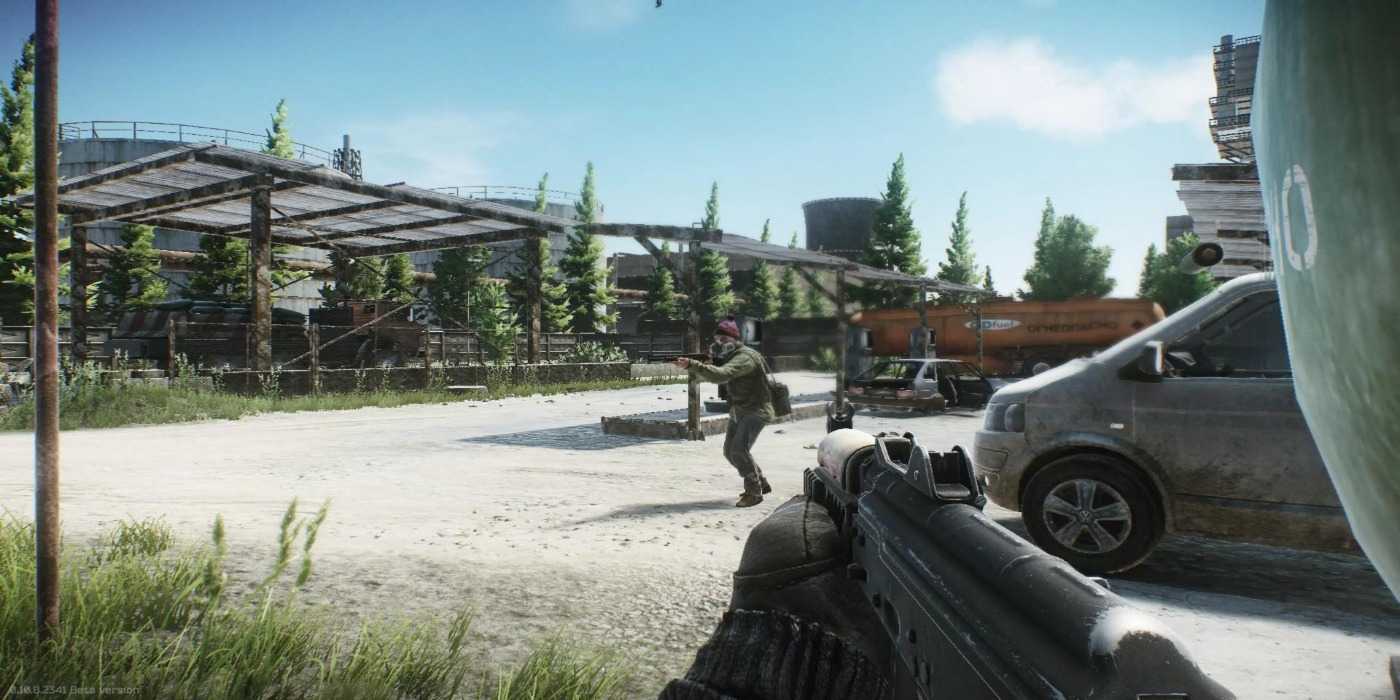 escape from tarkov player looking at enemy player