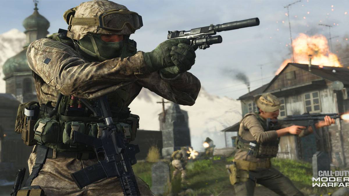 Two soldiers holding guns in Modern Warfare