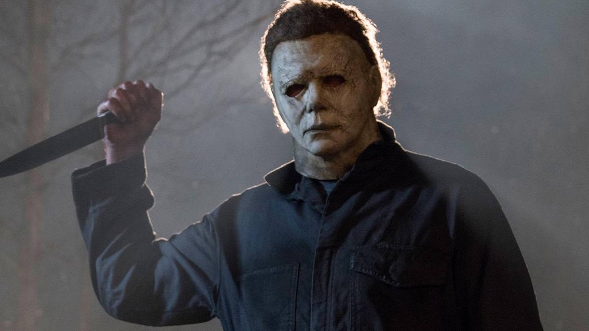 Michael Myers holding up a knife in Halloween