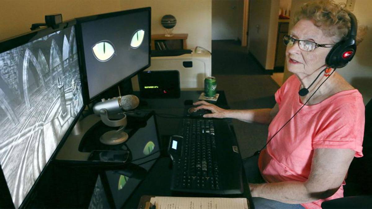 Shirley Curry at computer