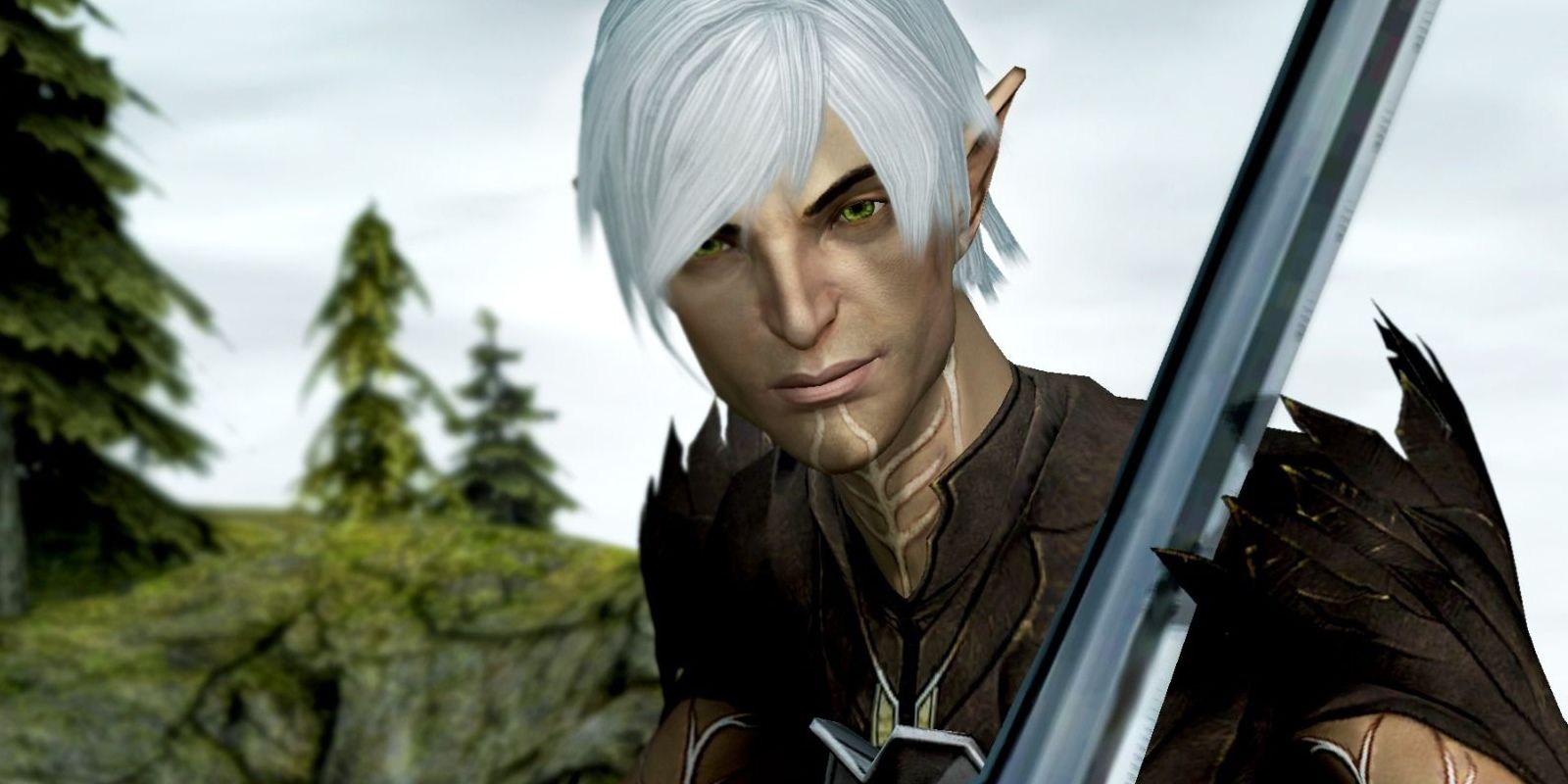 Fenris smirking as he readies with his sword in Dragon Age 2