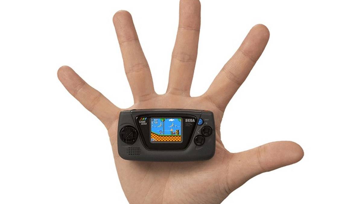 Sega-Game-Gear-Micro-Hand-Small