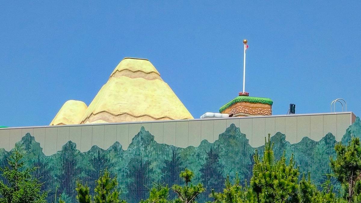 Super Nintendo World - flagpole, pyramid