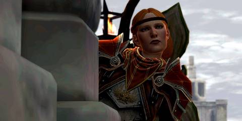 Aveline from Dragon Age 2 peeking around a corner