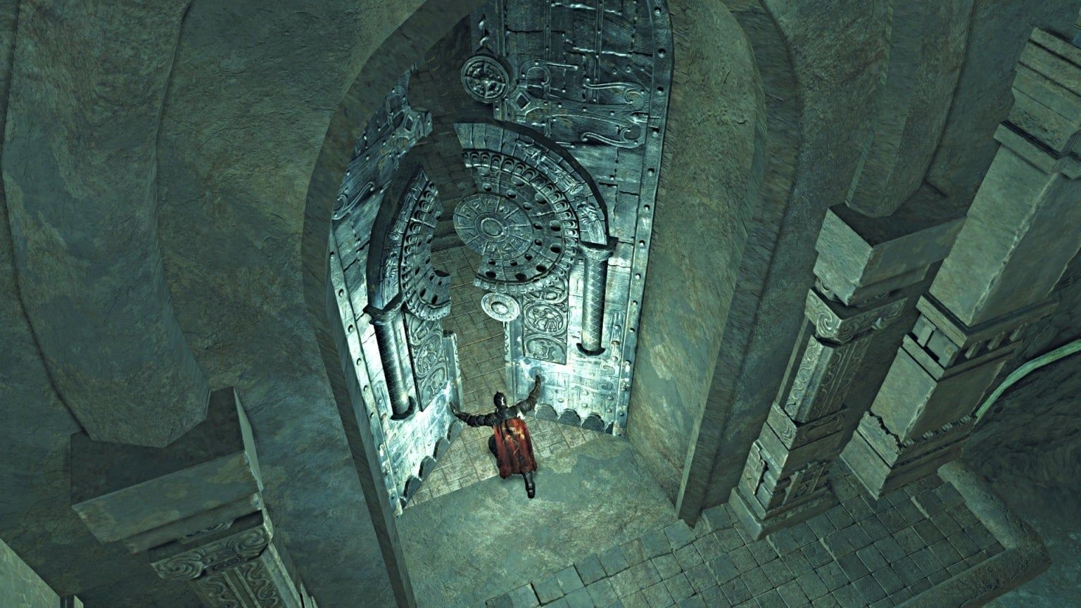 Player character opening a giant door in the Crown of the Sunken King DLC in Dark Souls 2