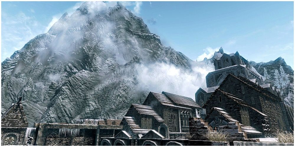 A view inside of the city of Windhelm