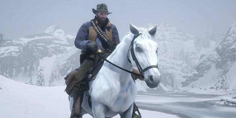Arthur Morgan riding his horse while wearing the Winter Gunslinger outfit