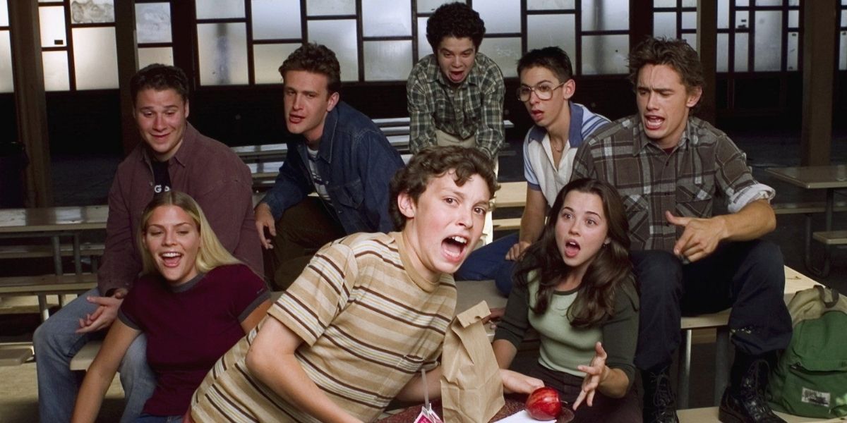 The cast of Freaks and Geeks gathered for a photoshoot for season 1.