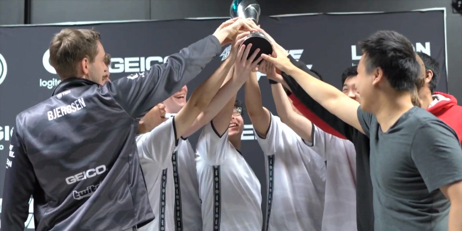 league of legends team solomid roster lifting lcs trophy
