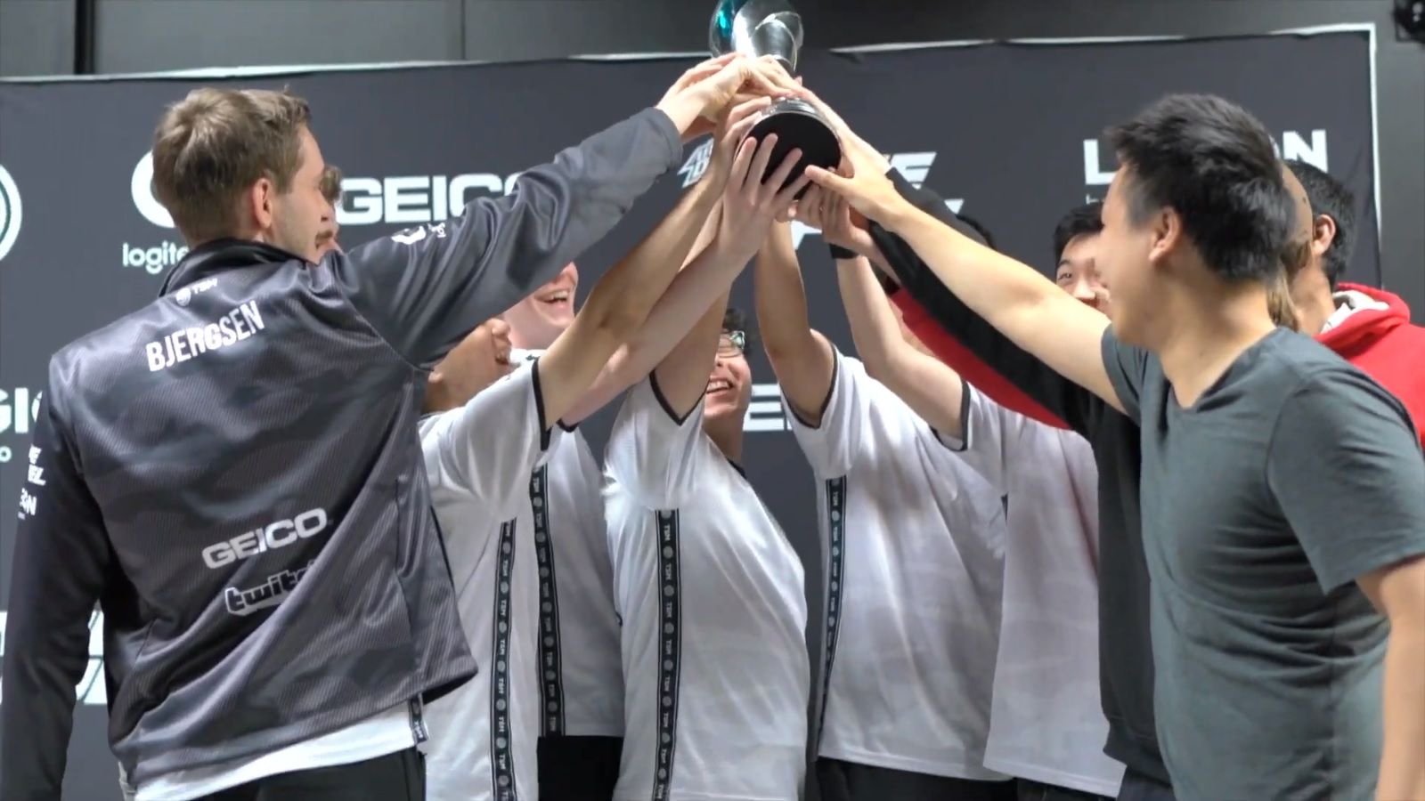 league of legends team solomid roster lifting lcs trophy
