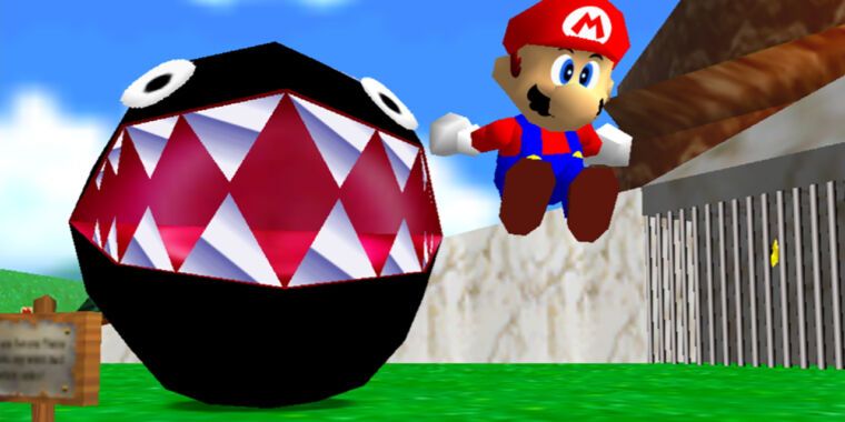 Mario leaping and running from Chain Chomp in Super Mario 64 3D All-stars