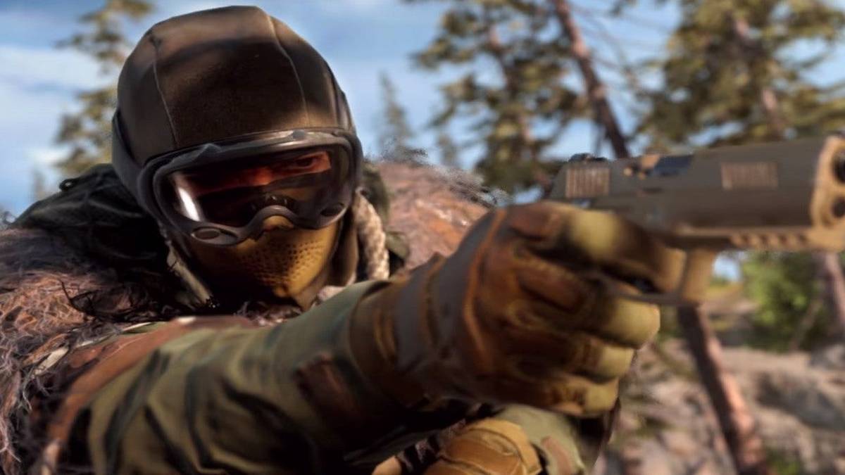 warzone-stealth-pistol-up-close