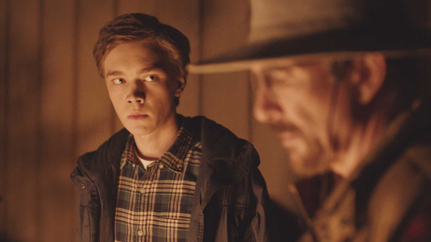 5 Film Pembunuh Berantai yang Jauh Lebih Mengerikan Ketimbang The Whisper Man di Netflix 15 Charlie Plummer and Dylan McDermott in The Clovehitch Killer