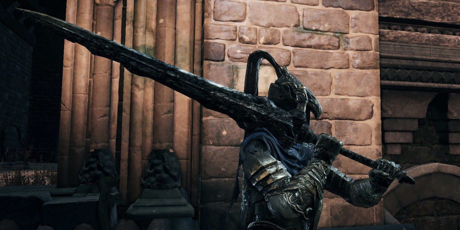 Dark Souls 3 Wolf Knight's Greatsword held up by Ashen One in Artorias Cosplay