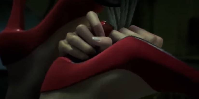 Ada unscreweing her heel in Damnation