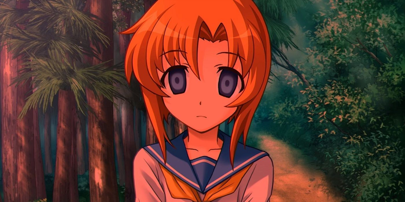 Una captura de pantalla de Higurashi que muestra un primer plano del personaje Rena mirando al jugador, con una escena de bosque al fondo.