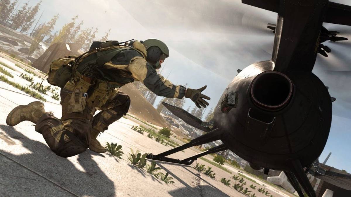 warzone player attaches c4 to chopper