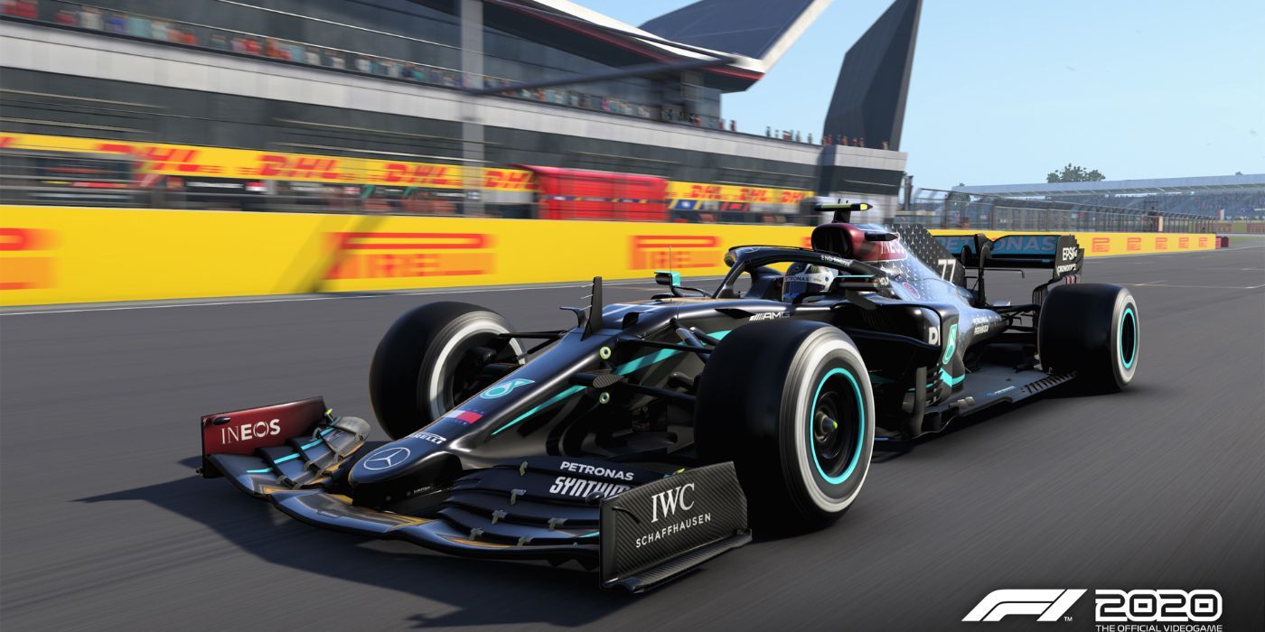 Автомобиль F1 2020 на трассе