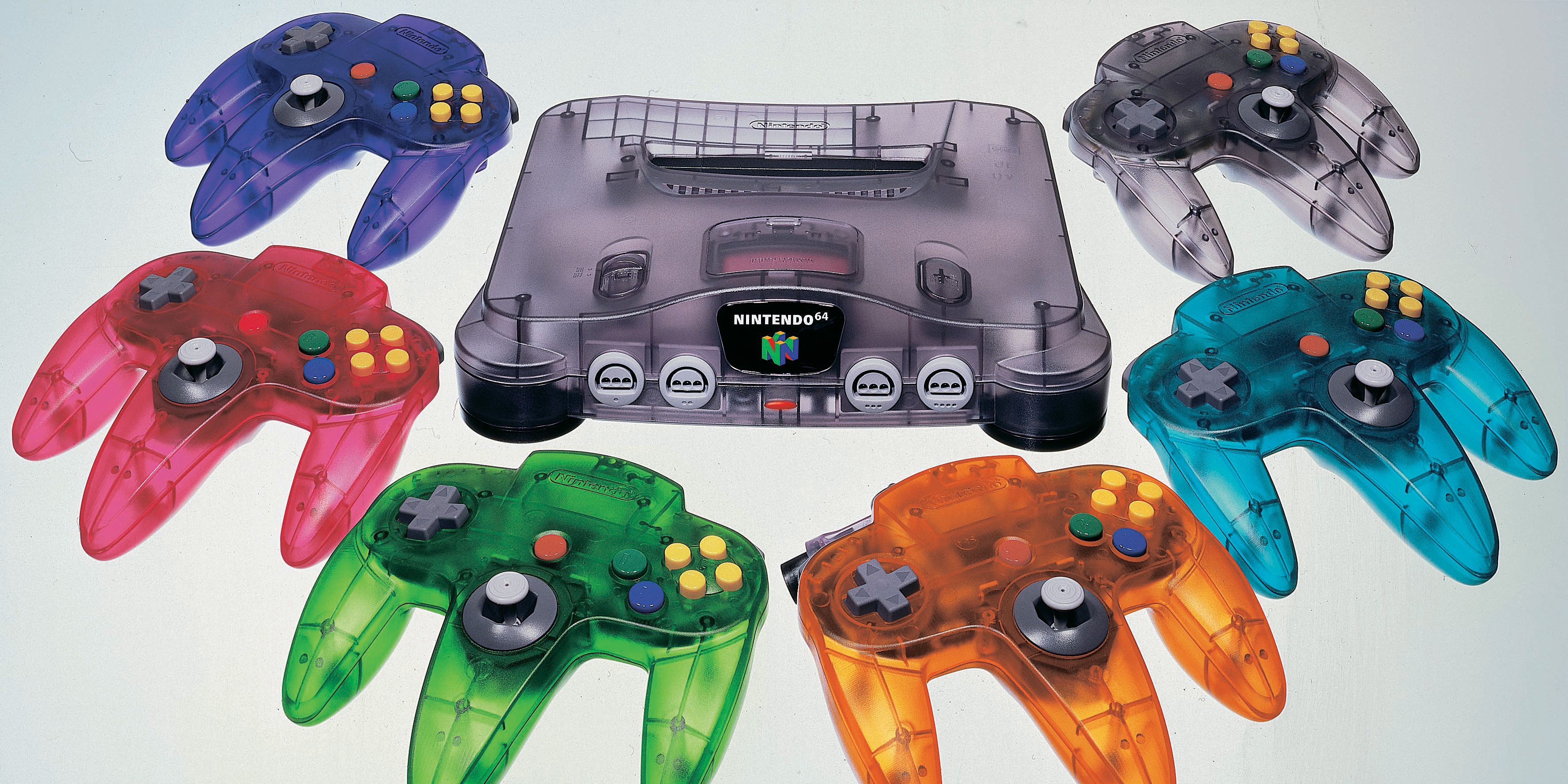 Консоль Nintendo N64 с контроллерами разного цвета