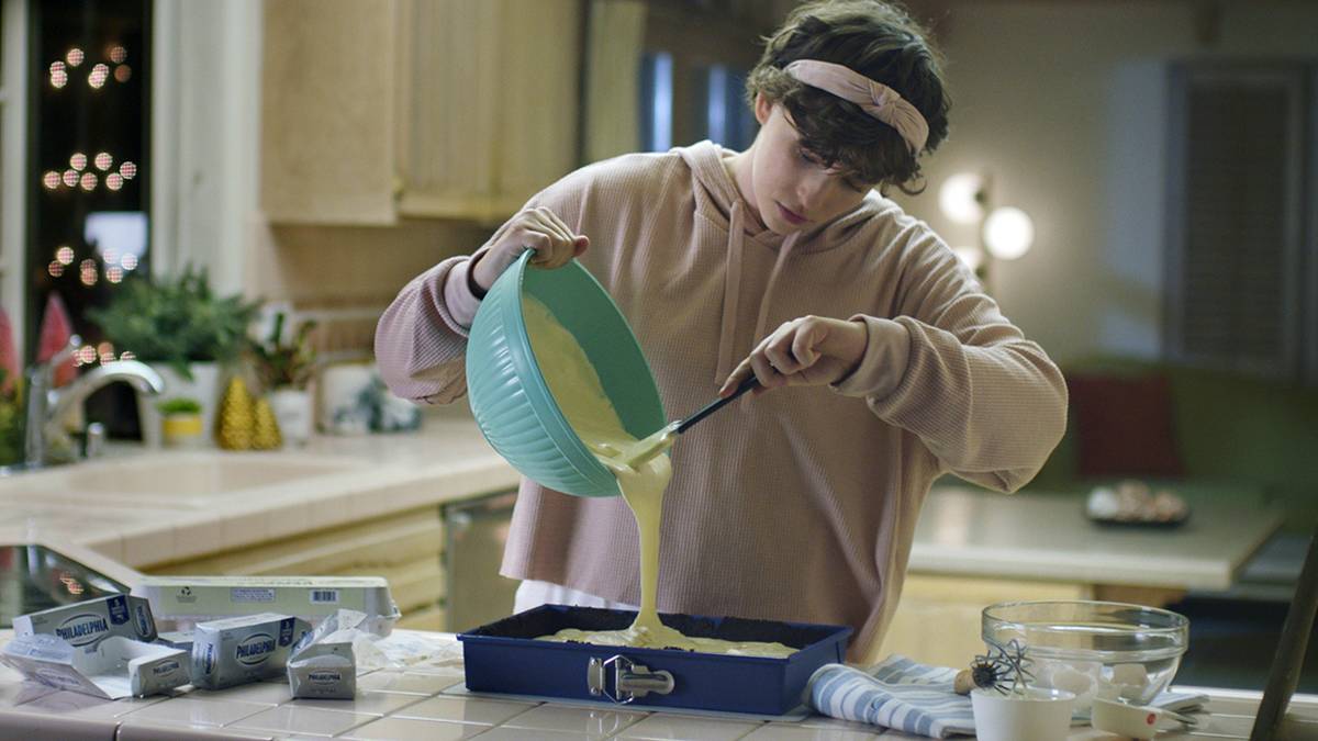 Person baking with the Philadelphia Cream Cheese PS5 cheesecake kit