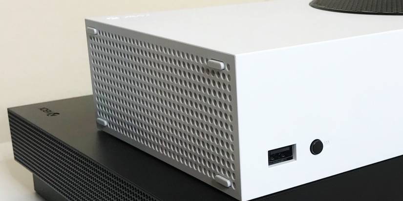 Left Side View of Rubbert Feet on Xbox Series S