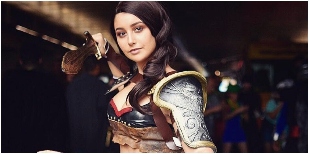 A cosplay of Kassandra with two weapons