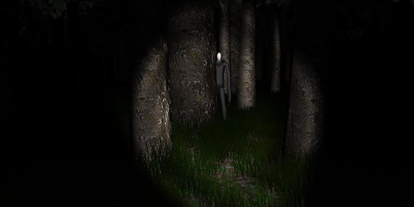 Slender Man hiding behind trees in the dark in Slender Man
