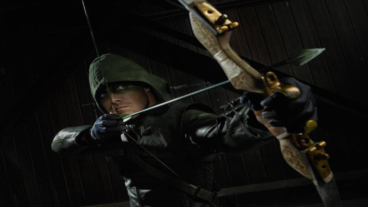 oliver queen aiming bow arrow show