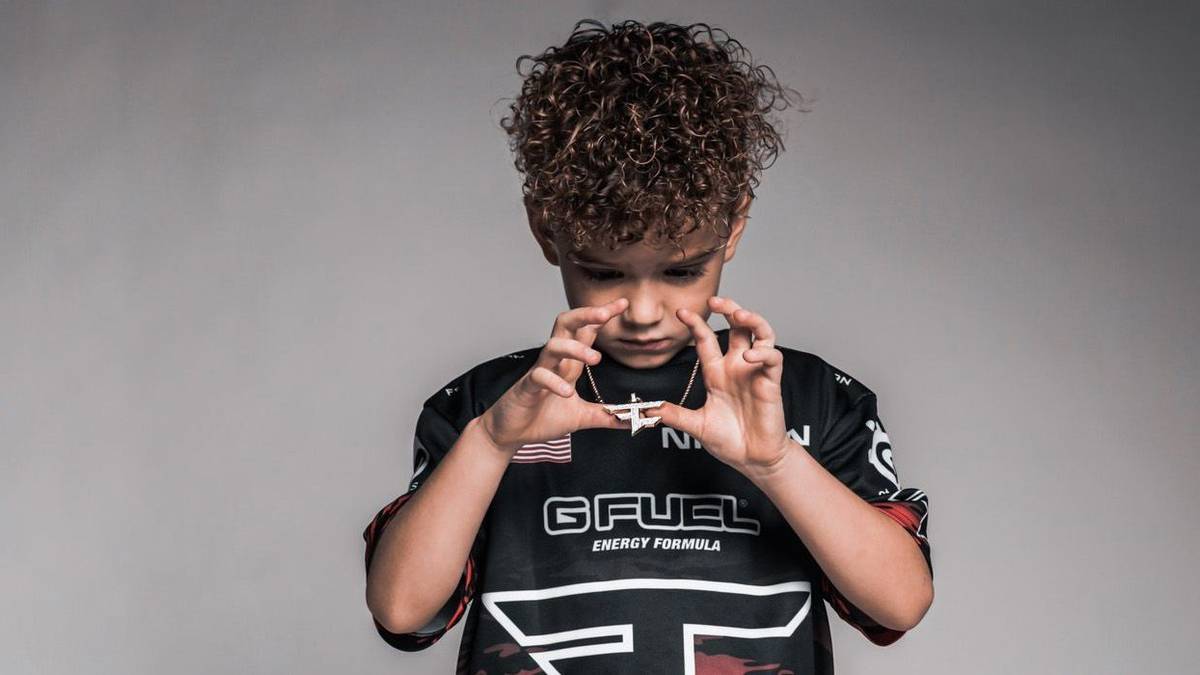 twitch star rowdy rogan posing