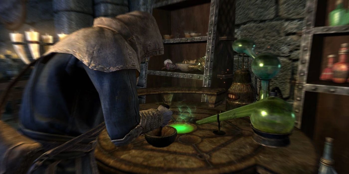 Игрок в капюшоне Skyrim выполняет алхимию