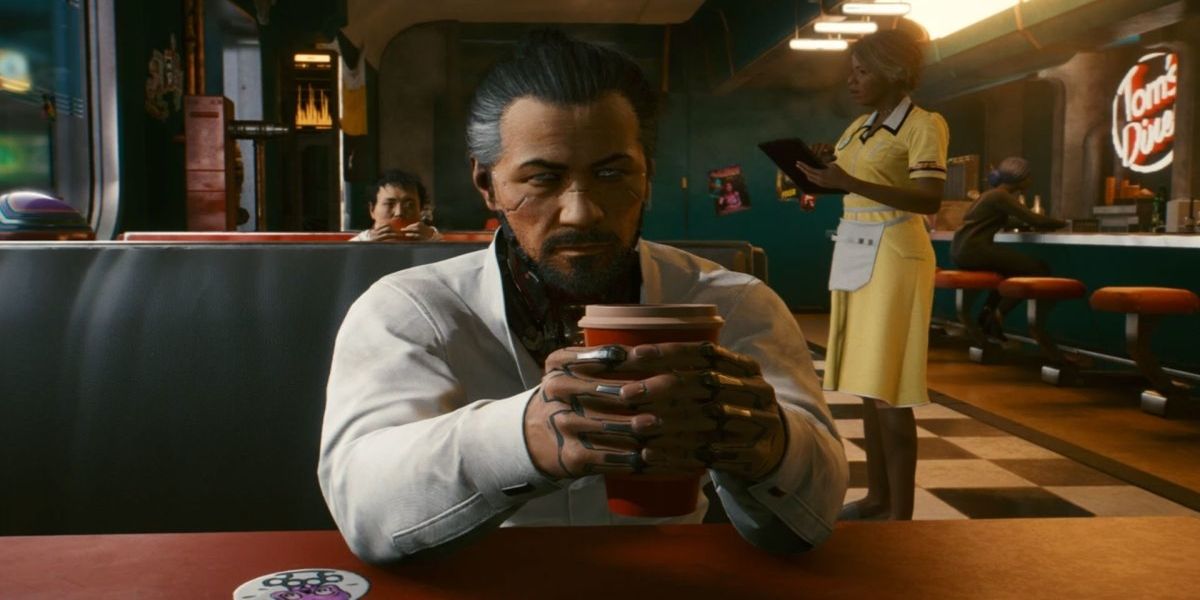 Такемура держит чашку кофе в закусочной в Cyberpunk 2077.