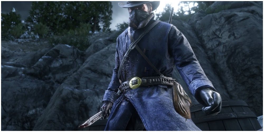 Arthur Morgan holding a knife