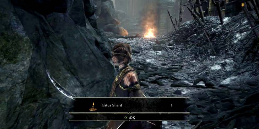player picking up the estus shard behind the decrepit building.
