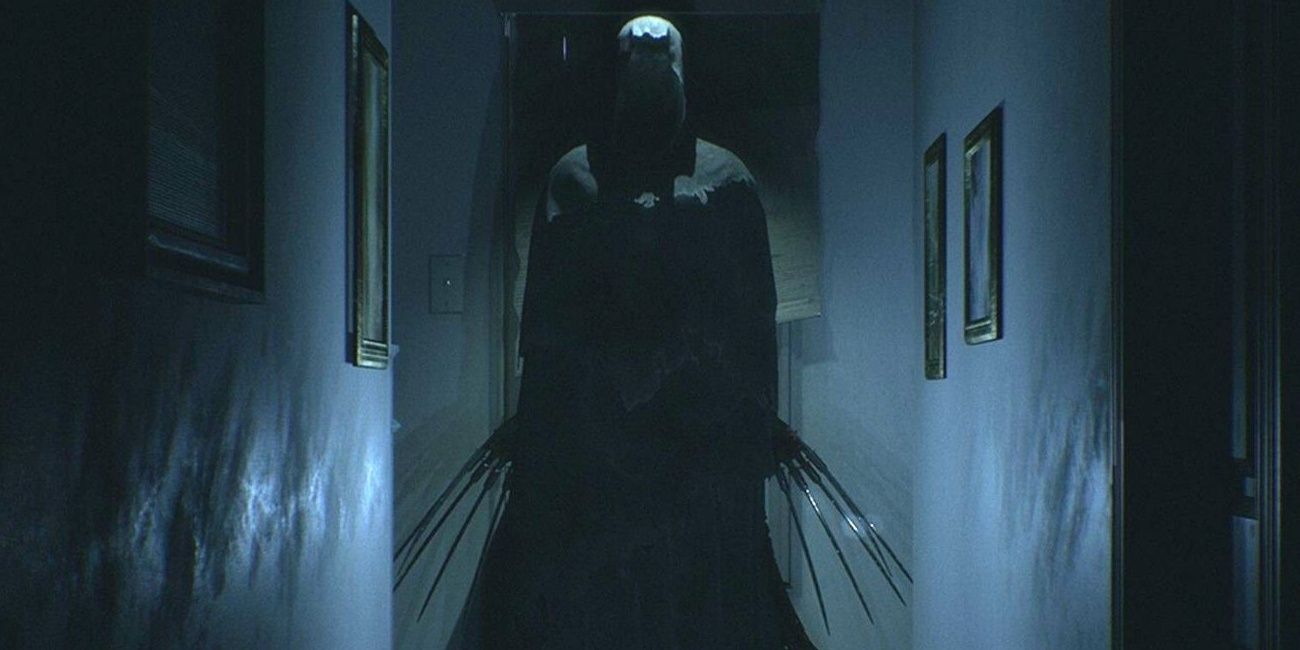 Темная фигура с когтями стоит в темном коридоре