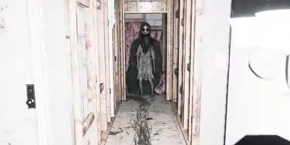 Демон стоит позади Люси в коридоре_Visage