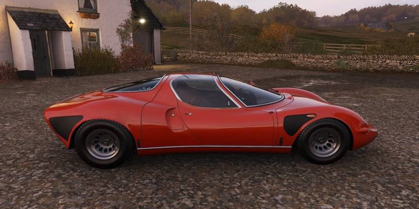 Forza Horizon 4 Alfa Romeo 33 Stradale side view on gravel near house
