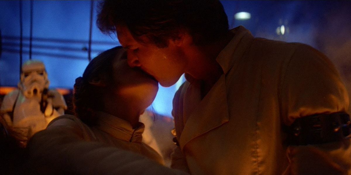 Хан и Лея целуются в фильме «Империя наносит ответный удар».