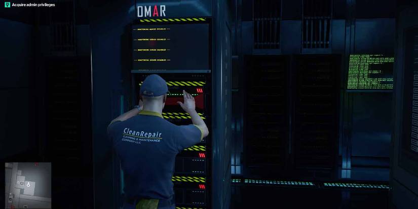 Hitman 3. Agent 47 hacking a server.