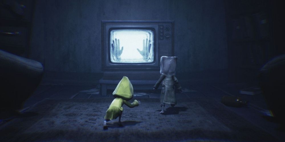 Little Nightmares 2 Mono and Six in Front of TV with Thin Man Inside