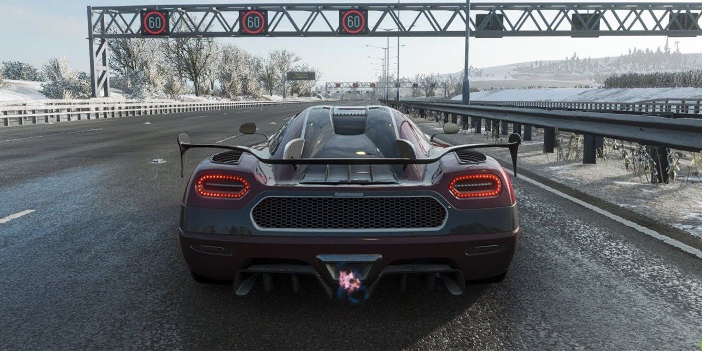 Forza Horizon 4 Koenigsegg Agera RS driving on ivy road in winter