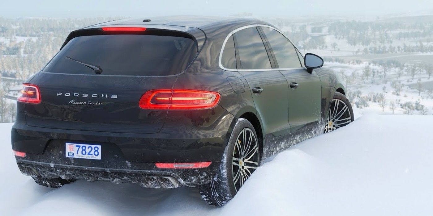 Forza Horizon 4 Porsche Macan Turbo driving in snow