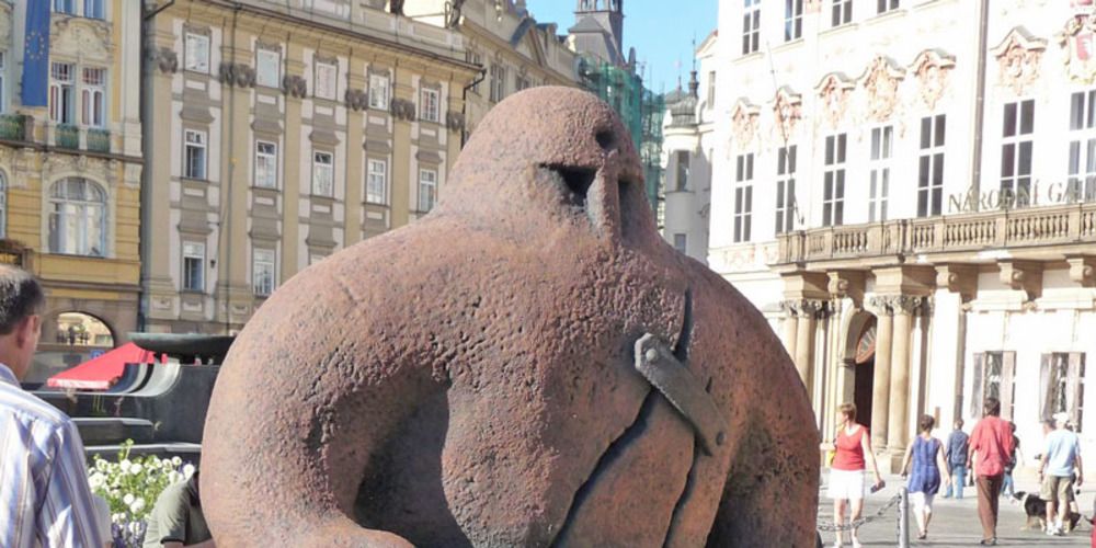 Пражский голем на улицах Праги